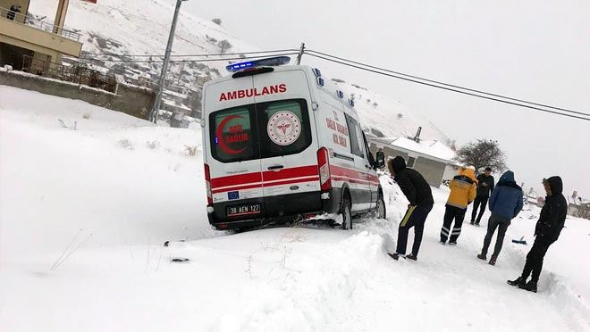HASTA TAŞIYAN AMBULANS KARA SAPLANDI