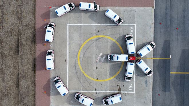 13 AMBULANS, AY VE YILDIZ KOREOGRAFİSİYLE HİZMETE ALINDI
