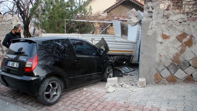 KAFA KAFAYA ÇARPIŞAN KAMYONET VE OTOMOBİL GARAJ KAPISINI VE DUVARLARINI YIKIP EVE GİRDİ