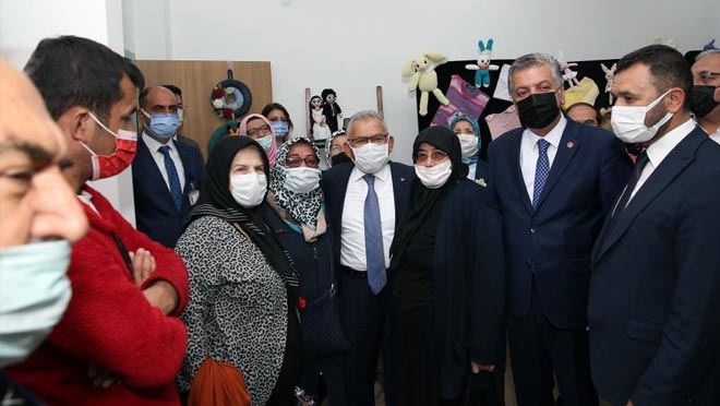 BAŞKAN BÜYÜKKILIÇ ULU ÇINARLAR KOROSU İLE TÜRKÜ SÖYLEDİ