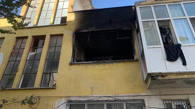 İKAMETTE MEYDANA GELEN YANGINDA BİR ODA KÜLE DÖNDÜ  