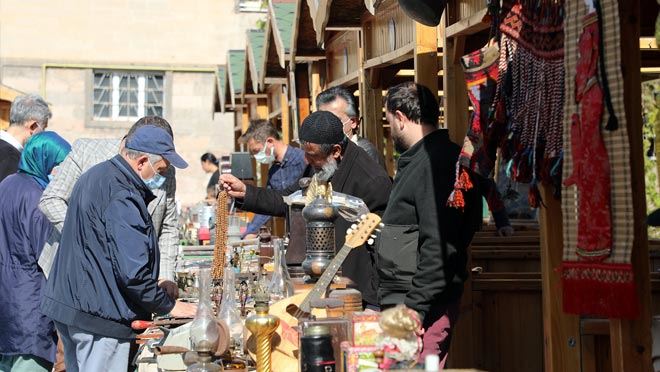 ANTİKA PAZARI’ DA MEZAT HEYECANI