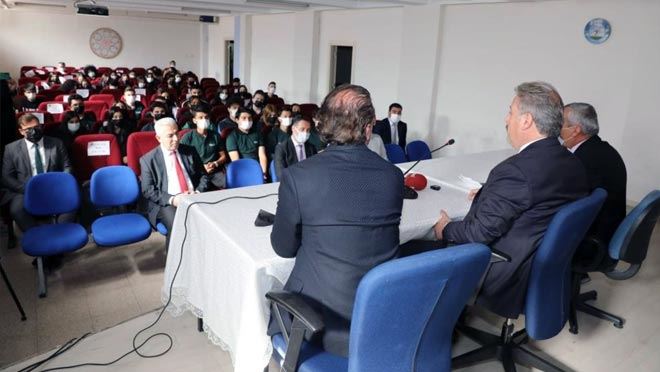 BAŞKAN PALANCIOĞLU’NDAN ÖĞRENCİLERLE İNGİLİZCE SÖYLEŞİ