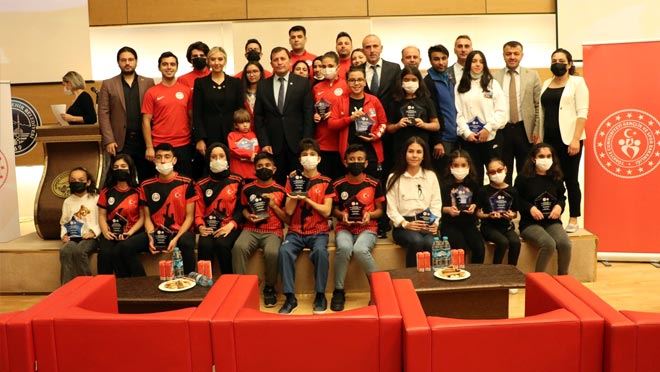 BAŞARILI SPORCULAR ÖDÜLLENDİRİLDİ