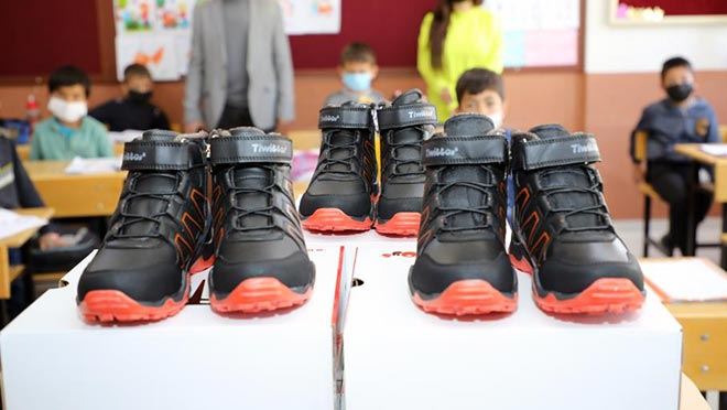 TALAS BELEDİYESİ HAYIRSEVER DESTEĞİYLE SAKALTUTANLI ÖĞRENCİLERE KIŞLIK BOT HEDİYE ETTİ