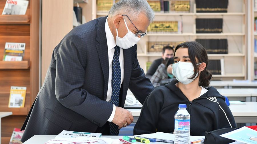 BAŞKAN BÜYÜKKILIÇ KÜTÜPHANEDE GENÇLERLE BULUŞTU