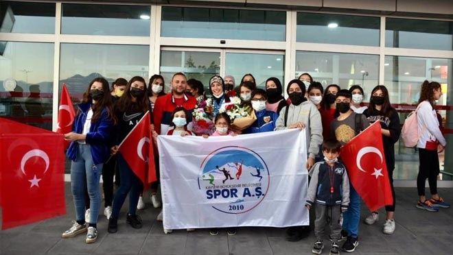 DÜNYA İKİNCİSİ HAYRİYE, COŞKUYLA VE ÇİÇEKLERLE KARŞILANDI