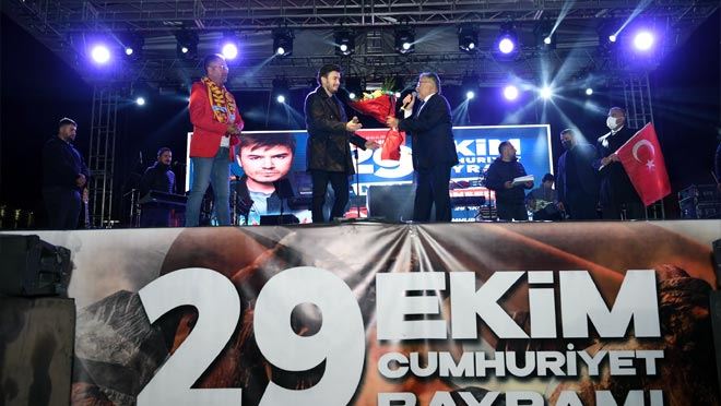 MUSTAFA CECELİ KAYSERİLİLERİ COŞTURDU