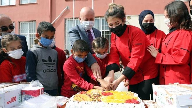 BAŞKAN ÇOLAKBAYRAKDAR ÖĞRENCİLERİN DİLEK VE ŞİKAYELERİNİ DİNLEDİ