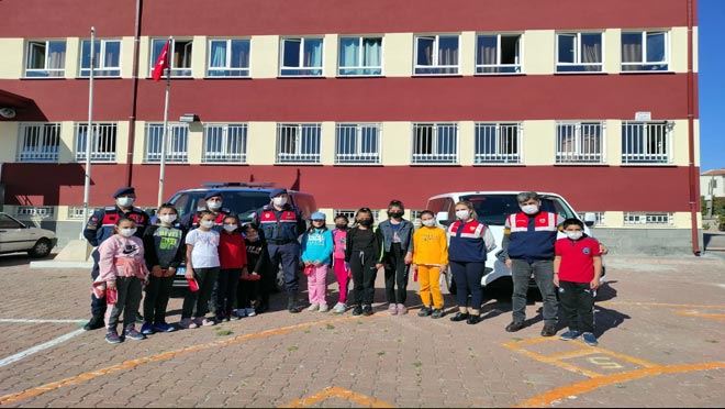 JANDARMA OKUL ÇEVRELERİNİ DENETLEDİ
