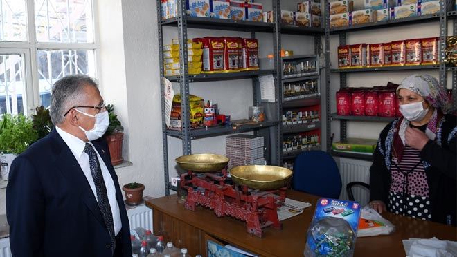 BAŞKAN BÜYÜKKILIÇ VATANDAŞLA KUCAKLAŞIYOR