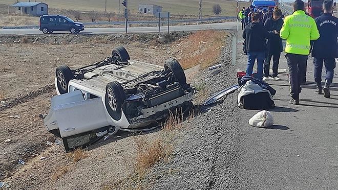 OTOMOBİLLER TARLAYA UÇTU 5 YARALI  