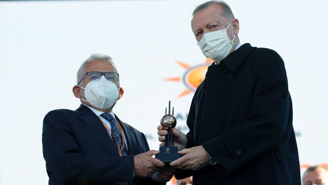 BAŞKAN BÜYÜKKILIÇ CUMHURBAŞKANI’NIN ELİNDEN ÖDÜL ALDI