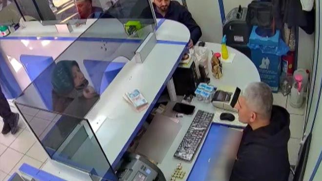 DÖVİZ ALAN VATANDAŞA YANLIŞLIKLA 500 DOLAR FAZLA VERDİ