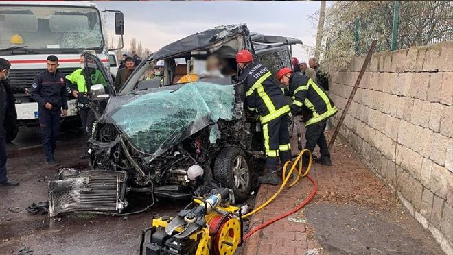 BETON MİKSERİYLE TİCARİ ARAÇ ÇARPIŞTI BİR KİŞİ HAYATINI KAYBETTİ  