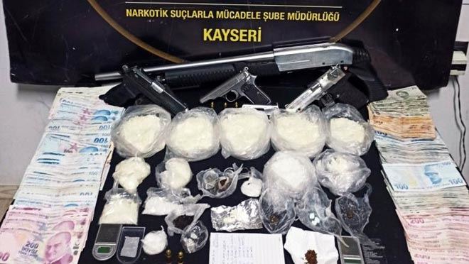 ŞÜPHELİ ARAÇTA UYUŞTURUCU 