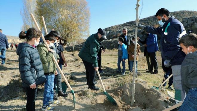 BAŞKAN YALÇIN ÇOCUKLARLA AĞAÇ DİKTİ