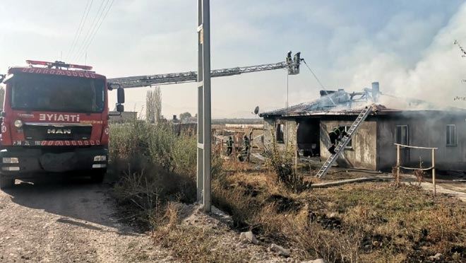 AİLESİYLE TARTIŞAN ŞAHIS EVİNİ YAKTI