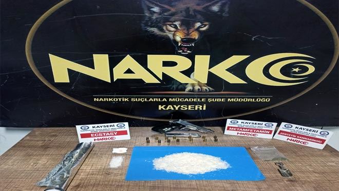 POLİSTEN KAÇARKEN KAZA YAPTILAR