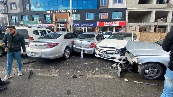 PARK HALİNDEKİ ARAÇLARA BÖYLE ÇARPTI