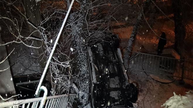 OTOMOBİL BAHÇEYE UÇTU