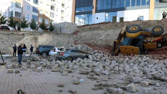 İSTİNAT DUVARI ÇÖKTÜ, İŞ MAKİNESİ AŞAĞI DÜŞTÜ