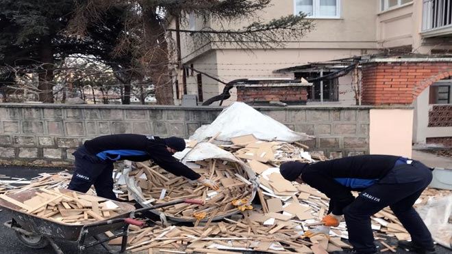 YAŞLI ÇİFTİN ODUNLARINI TAŞIDILAR