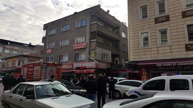 BİNANIN ÇATISINDA ÇIKAN YANGIN SÖNDÜRÜLDÜ