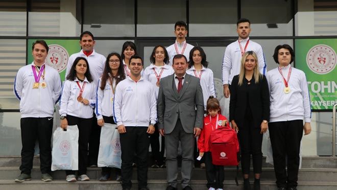 ŞAMPİYONLARDAN İL MÜDÜRÜ KABAKCI’YA ZİYARET