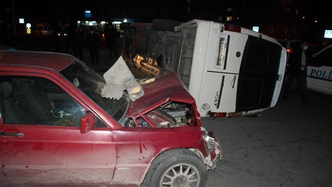 OTOMOBİLLE ÇARPIŞAN İŞÇİ SERVİSİ YAN YATTI