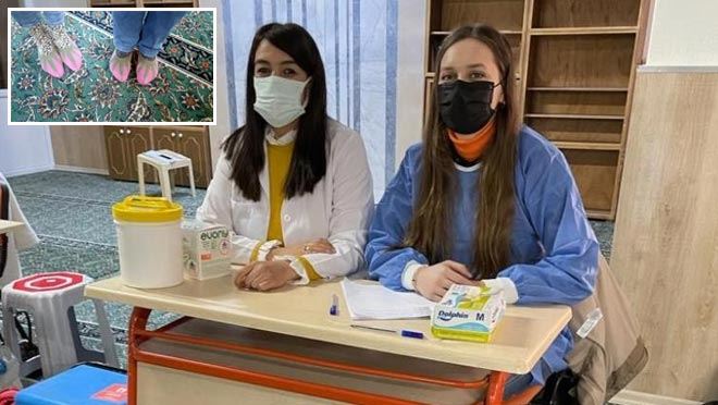 AŞI ÇALIŞMALARINI SÜRDÜREN SAĞLIK ÇALIŞANLARINA DUYGULANDIRAN HEDİYE