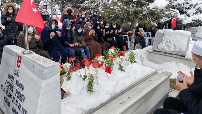 ŞEHİT AYŞEGÜL PÜRNEK KABRİ BAŞINDA DUALARLA ANILDI