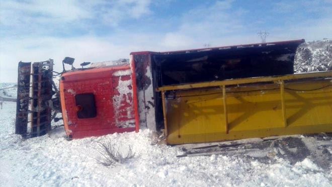 KAR KÜREME ARACI YAN YATTI