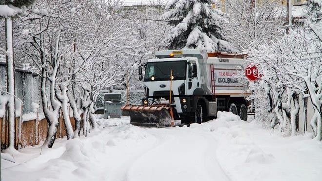 TALAS BELEDİYESİ KIŞ EKİPLERİ ÇALIŞMALARINA ARALIKSIZ DEVAM EDİYOR