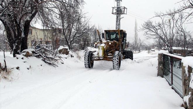 HACILAR’DA KAR TEMİZLEME ÇALIŞMALARI ARALIKSIZ DEVAM EDİYOR