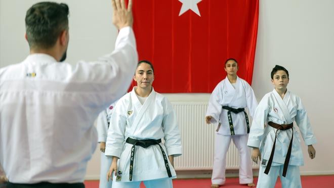 MİLLİ SPORCUDAN TALAS’TA KARATE KURSU