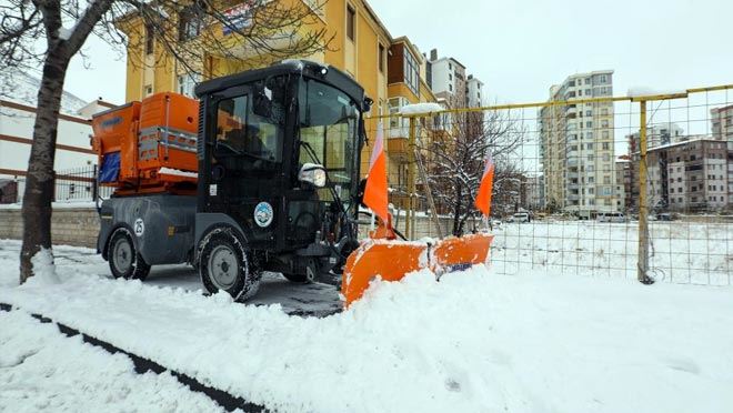 TALAS BELEDİYESİ EKİPLERİ 42 ARAÇ İLE KAR TEMİZLEMEYE DEVAM EDİYOR