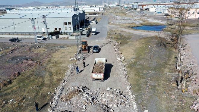 HACILAR İLÇESİ’NDE YOL YAPIM ÇALIŞMALARI SÜRÜYOR