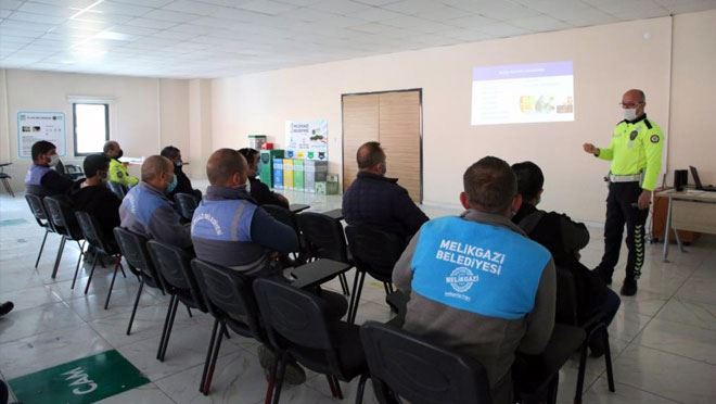 MELİKGAZİ BELEDİYE PERSONELİNE TRAFİK EĞİTİMİ