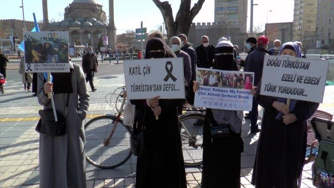 KAYSERİ’DE DOĞU TÜRKİSTANLI KADINLAR ‘AİLE NÖBETİ’ TUTUYOR