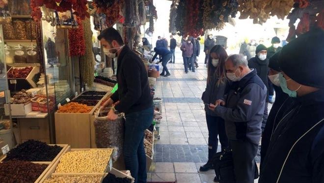 ZABITA AÇIKTA SATIŞ YAPAN VE YER İŞGALİNDE BULUNAN ESNAFI DENETLEDİ