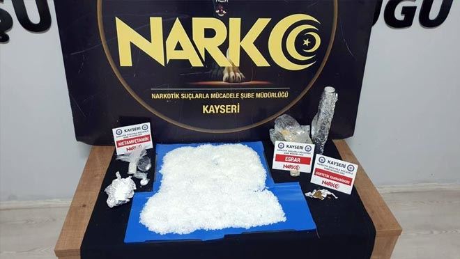 POLİS OTOSUNA ÇARPIP KAÇARKEN