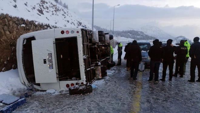 TURİSTLERİ TAŞIYAN MİDİBÜS DEVRİLDİ