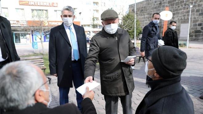 BAŞKAN ÇOLAKBAYRAKDAR DENETİMLERDE MASKE DAĞITTI