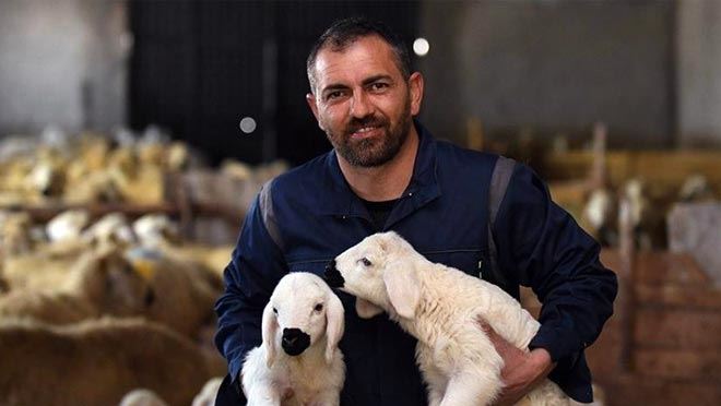 10 YILLIK ÖĞRETMENLİĞİ BIRAKARAK KUZULARINA GERİ DÖNDÜ