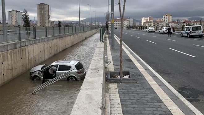 OTOMOBİL KANALA UÇTU