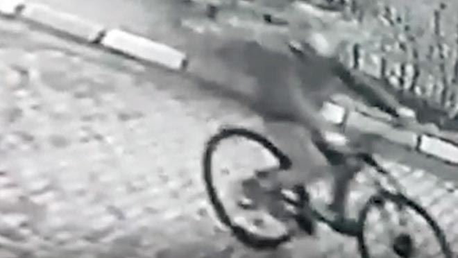 HIRSIZIN BİSİKLETİNİ ÇALDIĞI GÖRÜNTÜLERİ İZLEYEN GENÇ