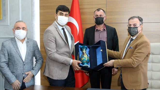 HACILAR’DA İŞÇİLERİN SÖZLEŞME SEVİNCİ