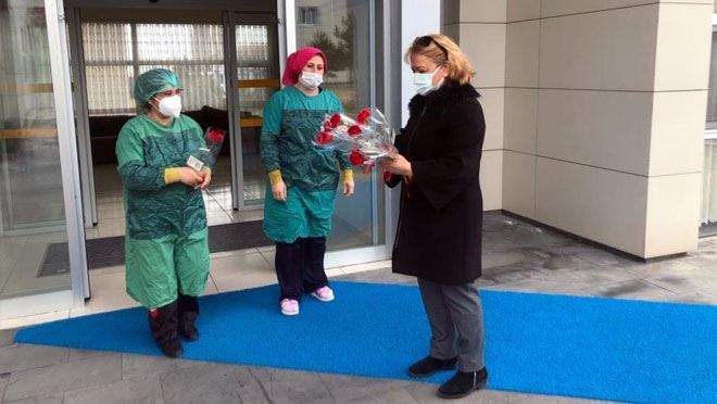 BAŞKAN BÜYÜKKILIÇ’TAN KADINLARA KARANFİL