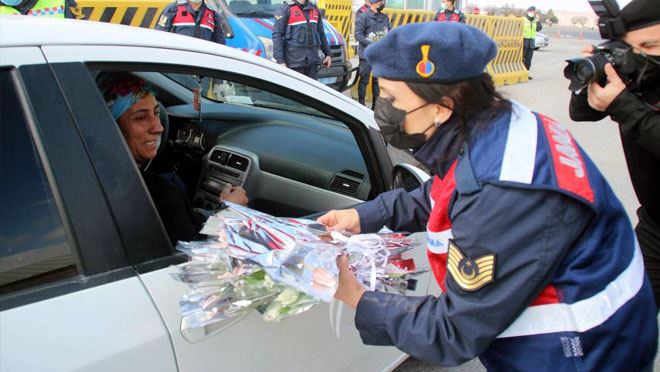 KADIN JANDARMALARDAN YOLCULUK YAPAN KADINLARA 